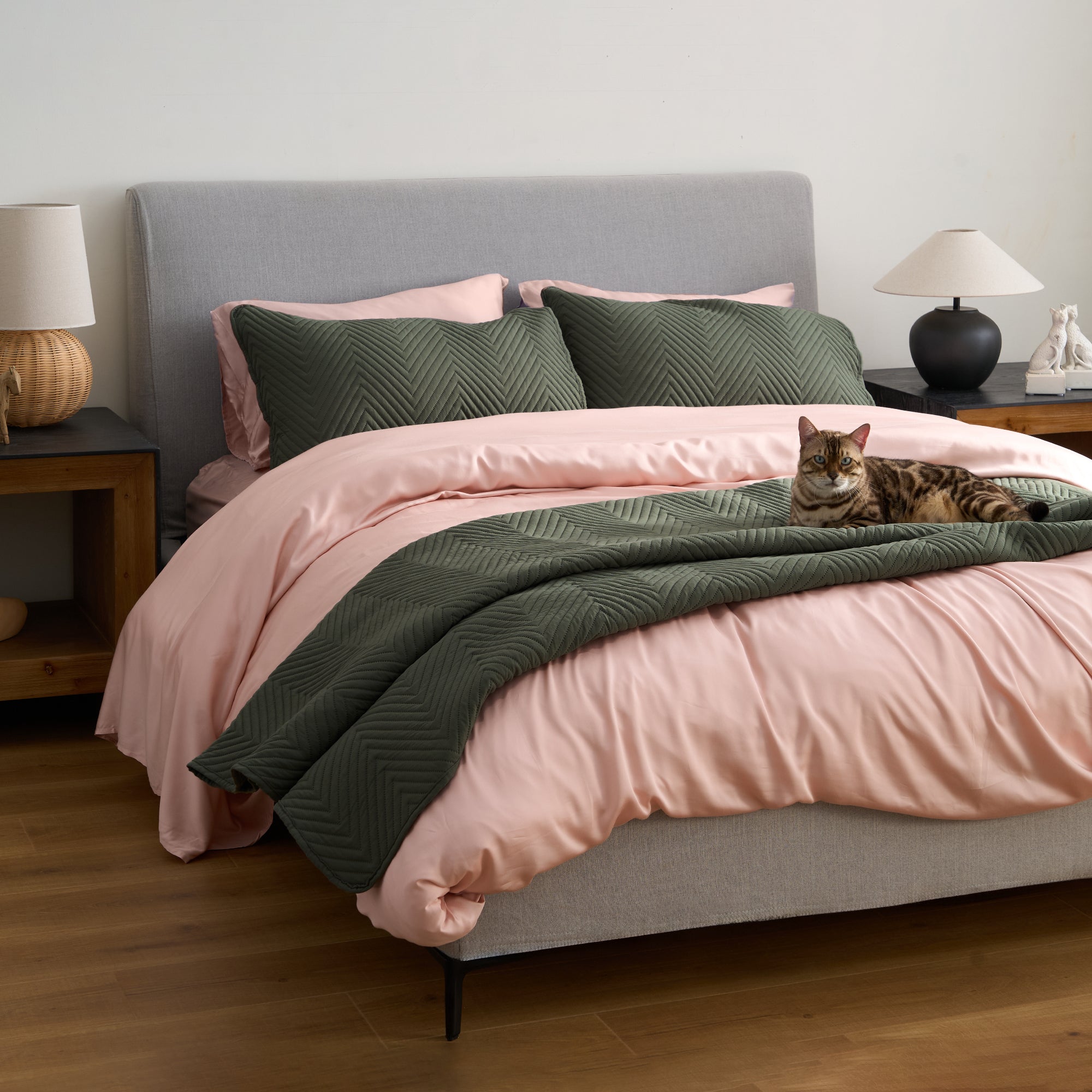 FURRFREE Quilt Set - Pet Hair Repellent for Dogs/Cats Family - Limited Time Offer - Image 4