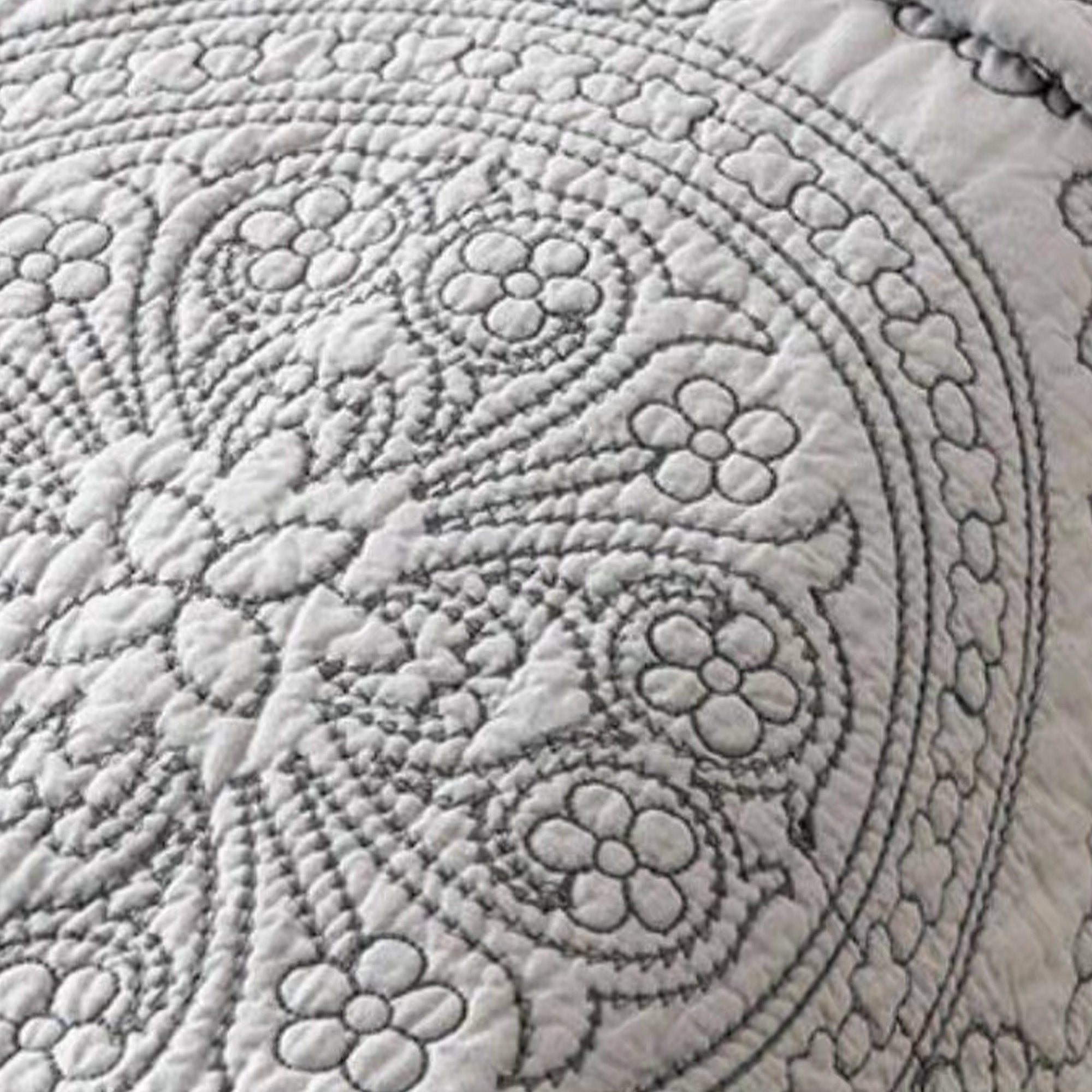 Classic Medallion Quilt Set - Image 2